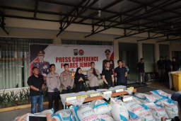 Polisi Amankan 2 Tersangka Penyelewengan Pupuk Subsidi di Jember