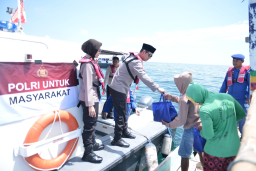 Kapolres Situbondo Berbagi Bansos Ramadhan untuk Nelayan