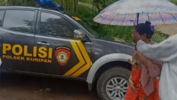 Terjang Jalan Terjal, Polisi Bantu Warga Pulang Dari Rumah Sakit Pasca Operasi Melahirkan