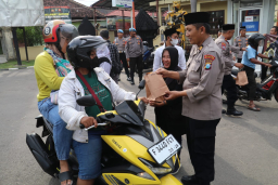 Polres Magetan Bersama Awak Media Berbagi Takjil