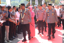 Tradisi Pedang Pora dan Reog Ponorogo Warnai Penyambutan Irjen Pol Drs Nanang Avianto,M.Si Sebagai Kapolda Jatim