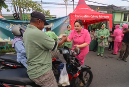 Bhayangkari dan Persit Bagikan Takjil kepada Masyarakat di Bojonegoro