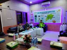 Kapolres Nganjuk dan Dandim 0810/Nganjuk Gelar Sahur On The Road, Pantau Arus Mudik via CCTV