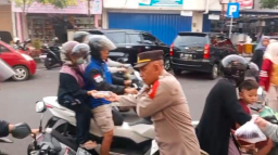 Sinergi Humas Polres dan MIO Nganjuk, Ratusan Takjil Dibagikan untuk Pengguna Jalan