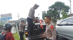 Bantu Pemudik, Polisi Angkut Motor Mogok di Jalan Raya Probolinggo