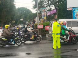 Kapolres Nganjuk Pimpin Penguraian Arus Balik di Simpang 4 Traffic Light Kertosono di Tengah Cuaca Ekstrem