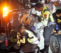 Sigap Polantas Polres Tuban Bantu Pemudik yang Alami Pecah Ban Tuai Pujian