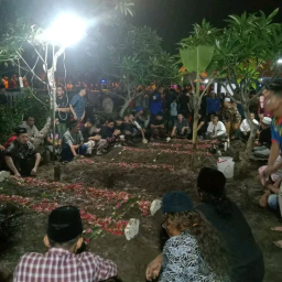 6 Jenazah Korban Longsor Cangar Tiba Di Rumah Duka