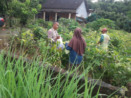 Dukung Ketahanan Pangan, Bhabinkamtibmas Polsek Baron Pantau Lahan Pekarangan Warga