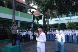 Upacara Hari Kartini Wakapolres Situbondo Motivasi Pelajar Jadi Generasi Indonesia Hebat