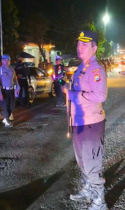 Kapolres Nganjuk Kawal Langsung Kepulangan Rombongan IKSPI di Perbatasan Wilangan 