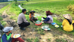 Bhabinkamtibmas Kampungbaru Sapa Warganya di Sawah, Ajak Dukung Ketahanan Pangan