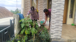 Bhabinkamtibmas Sawahan Dukung Ketahanan Pangan Lewat Pemantauan Tanaman Cabai