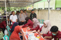 Cangkrukan Kamtibmas Polres Kediri Kota Berbagi Sembako dan Gelar Bakti Kesehatan
