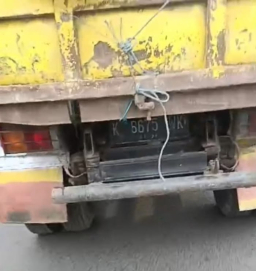 Diduga Oli Bekas Tumpah di Jalan Endrosono Surabaya, Sopir Acuh Tak Acuh