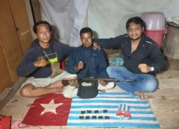 Satu Keluarga Mantan Anggota OPM di Yapen Kembali ke Pangkuan NKRI, Serahkan Senjata dan Bendera Bintang Kejora