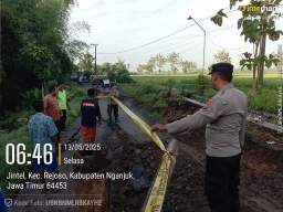 Akses Jalan Ambles, Polisi Pasang Rambu Peringatan di Perbatasan Kedungpadang-Jintel