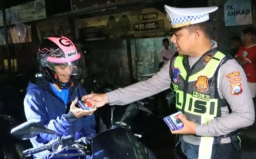 Tidak Hanya Razia, Polres Bangkalan Beri Hadiah Bagi Pengendara Motor Taat Berlalu Lintas