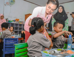 Wujudkan Asta Cita, Polres Ngawi Berbagi Makanan Bergizi dan Susu di Taman Kanak – kanak