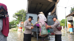 Tanggap Bencana, Polisi Evakuasi Warga Terdampak Luapan Bengawan Solo di Tuban