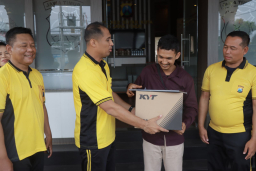 Kapolres Blitar Kota Beri Penghargaan Kepada Warga yang Bantu Ungkap Kasus Pembakaran Mobil