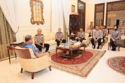 Dalam Rangka HUT Bhayangkara ke-79, Tim Mabes Polri Lakukan Anjangsana ke Mantan Kapolri Jenderal (Purn) Drs. Badrodin H