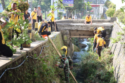 Sinergitas Polres Batu dan TNI di Hari Bhayangkara ke - 79, Peduli Lingkungan Bersihkan Sungai