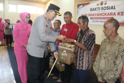 Polres Magetan Sambut Hari Bhayangkara ke -79 Berbagi Sembako di Wihara Vimalakirti Genilangit Poncol