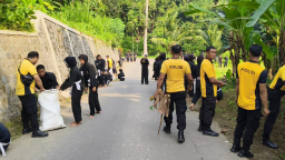 Polres Blitar Kota Gandeng Perguruan Silat Bersihkan Lingkungan Sambut Hari Bhayangkara ke -79