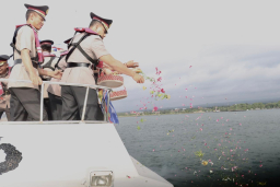 Peringati Hari Bhayangkara ke-79, Polresta Banyuwangi Tabur Bunga di Selat Bali