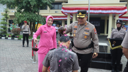 Siraman Air Bunga Warnai Kenaikan Pangkat 80 Personel Polres Nganjuk