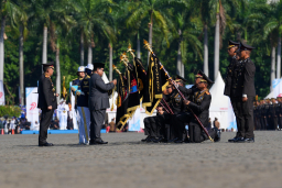 Presiden Hadiahi Penghargaan Nugraha Sakanti dan Tanda Kehormatan Bintang Bhayangkara Nararya 