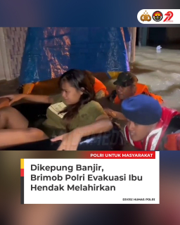 Terjebak Banjir Polri Evakuasi Ibu Yang Hendak Melahirkan