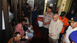 Kapolda Jatim Dampingi Menhub, dan Kakorpolairud Tinjau Korban KMP Tunu Pratama Jaya di Ketapang Banyuwangi