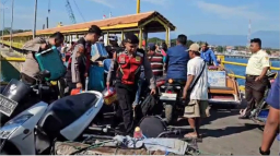 Polri Untuk Masyarakat : Polres Situbondo Patroli di Pelabuhan Jangkar Bantu Penumpang Kapal