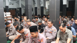 Polres Nganjuk Tekankan Disiplin Salat Lewat Binrohtal di Masjid Al Ikhlas 