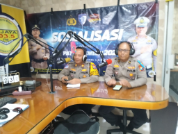Bersama Media Polres Pelabuhan Tanjungperak Gencarkan Sosialisasi Operasi Patuh Semeru 2025.
