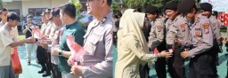 Bunga dan Jeruk Simbol Kepedulian Masyarakat untuk Polres Batu