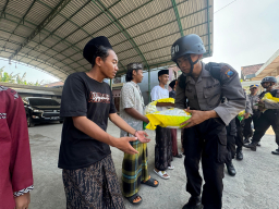 Jalankan Misi Kemanusiaan, 247 Siswa Diktuk Bintara SPN Polda Jatim Tempuh Ekspedisi Darat 15KM