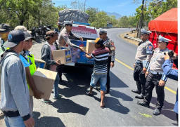 Hari Lalu Lintas Bhayangkara ke-70 Polres Situbondo Berbagi Sembako dan Rompi untuk Supeltas