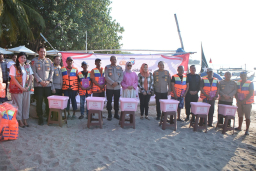 Kapolda Jatim Kunjungi Kelompok Nelayan dan Sadar Wisata di Pantai Pasir Putih Situbondo