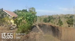 Warga Marah:"Tampak Lalu lintas Truck Berat Penambang Merusak Jalan Desa Polusi Udara, Penambang No Reken"