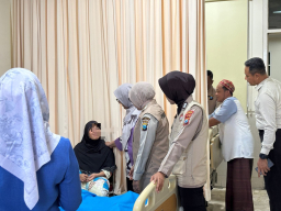 Polda Jatim Beri Trauma Healing Korban Runtuhnya Bangunan Ponpes Al-Khoziny Sidoarjo