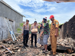 Polres Pasuruan Salurkan Bantuan untuk Korban Kebakaran di Rembang