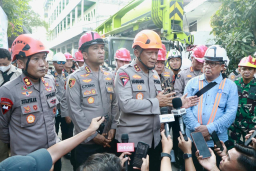 Kapolda Jatim Tinjau Evakuasi Korban Robohnya Bangunan Ponpes Al Khoziny di Sidoarjo