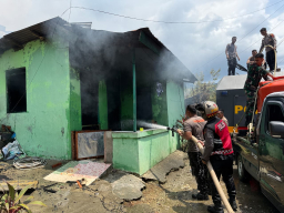 Quick Respon Polri Bantu Padamkan Kebakaran di Kodam Lama Jayapura