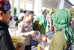 Thumbnail Humanis, Polisi Berbagi Roti dan Air untuk Massa Aksi Damai Alumni Ponpes di Situbondo  Berlangsung Sejuk Humanis, Polisi Berbagi Roti dan Air untuk Massa Aksi Damai Alumni Ponpes di Situbondo  Berlangsung Sejuk