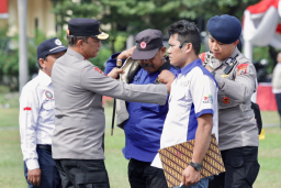 Thumbnail Polda Jatim Bersama Serikat Pekerja dan Buruh Gelar Apel Kebangsaan Jaga Stabilitas Kamtibmas Polda Jatim Bersama Serikat Pekerja dan Buruh Gelar Apel Kebangsaan Jaga Stabilitas Kamtibmas