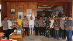 Thumbnail Kapolres Nganjuk, Wujudkan Harkamtibmas dengan Silaturahmi Bersama Kepala Desa se Kec. Lengkong di Desa Ketandan Kapolres Nganjuk, Wujudkan Harkamtibmas dengan Silaturahmi Bersama Kepala Desa se Kec. Lengkong di Desa Ketandan