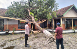 Gerak Cepat Polsek Warujayeng Tangani Dampak Angin Kencang di Tanjunganom